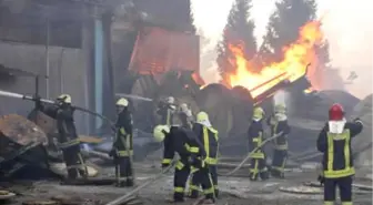 Denizli'de Nakliye Deposunda Yangın (2)