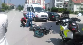 Otomobille Motosikletin Çarpışması Güvenlik Kameralarına Yansıdı