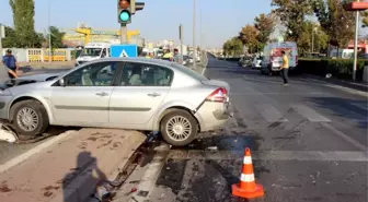 4 Otomobilin Karıştığı Zincirleme Kazada 2 Kişi Yaralandı