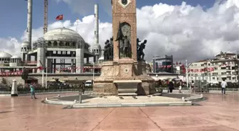 Taksim Cumhuriyet Anıtı'na Büyük Ayıp