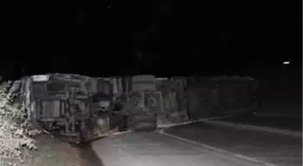 Devrilen Tır'dan Çıkan 2 Kişi, Ambulansı Görünce Olay Yerinden Kaçtı