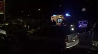 İki Otomobil Çarpıştı : 2'si Çocuk 5 Yaralı