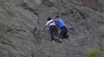 Tırmandığı Yamaçta Mahsur Kalan Genci İtfaiye Ekibi Kurtardı