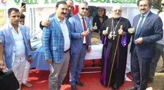 Van Ticaret Borsasından Ayin İçin Gelenlere Yöresel Ürün İkramı