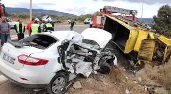 Asfalt Yüklü Kamyon Otomobille Çarpıştı: 1 Ölü 3 Yaralı