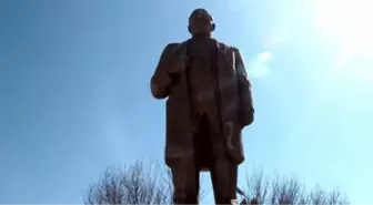 Tacikistan'da Bazı İmamlar, Camiden Topladıkları Parayla Komünist Lider Lenin'in Heykelini Restore Etti