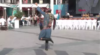 İstanbul- Altın Eller Taksim'de Meraklılarını Bekliyor