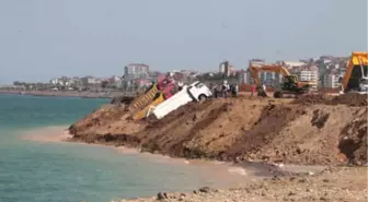 Trabzon'da Deniz Dolgusu Çöktü; 3 Kamyon Kıyıda Asılı Kaldı (2)