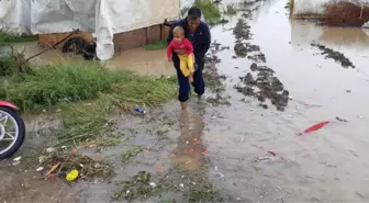 İşçilerin Çadırlarını Sel Bastı, Çocuklar Son Anda Kurtarıldı