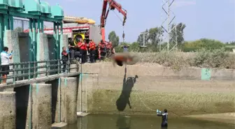 Sulama Kanalındaki Ceset Vinçle Çıkarıldı