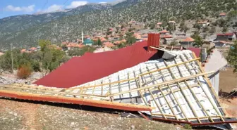 Antalya'da Hortum Evin Çatısını Uçurdu