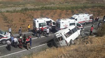 Siirt'te Yolcu Minibüsü Devrildi: 10 Yaralı