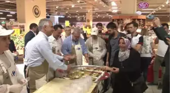 Ünlü Gurme Mehmet Yaşin Carrefoursa'da Aşure Dağıttı