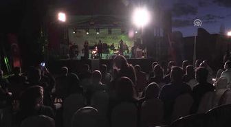Van Kalesi'nde 20 Dil ve Lehçede Konser