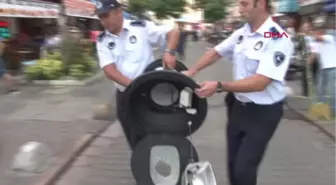 Kadıköy'de İnanılmaz Olay... Başına Sokak Lambası Düştü