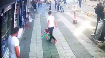 Kadıköy'de Sokak Lambasının Bir Kişinin Başına Düşme Anı Kamerada
