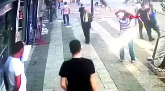 Kadıköy'de Sokak Lambasının Bir Kişinin Başına Düşme Anı Kamerada