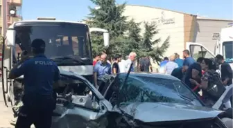 Otomobil ile Servis Midibüsü Çarpıştı: 9 Yaralı