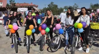 Afyonkarahisar'da Süslü Kadınlar Pedal Çevirdi