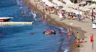 Denizde Can Pazarı Yaşanırken Turistlerin Deniz Keyfi 'Pes' Dedirtti