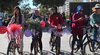 Süslü Kadınlar, Egzoz Kokusuna Karşı Pedal Çevirdi