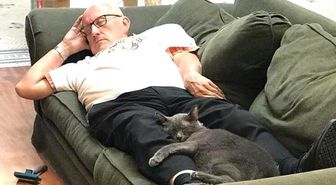 Kedi Dede': Fotoğrafları Sayesinde Çalıştığı Hayvan Barınağına Binlerce Dolar Kazandıran Gönüllü