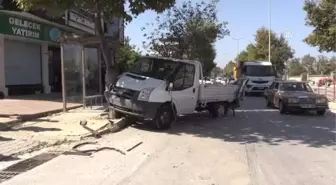Minibüs Kamyonete Çarptı: 8 Yaralı - Yalova