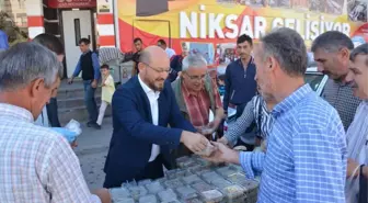 Niksar Belediye Başkanı Özcan Aşure Dağıttı