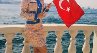 Türkiye'ye Gelen Amerikalı Yıldız Amanda Cerny, Nevşehir'de Köy Okuluna Boya Badana Yaptı