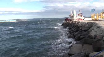 Çanakkale'de Deniz Ulaşımına Kestane Karası Fırtınası Engeli