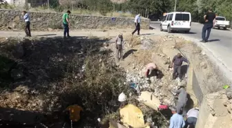 Belediye, Menfez ve Köprü Altlarını Temizledi