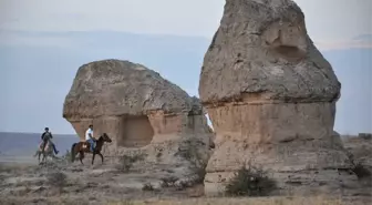 Bin Yıllık Ören Yerinde At Sırtında Geziyorlar