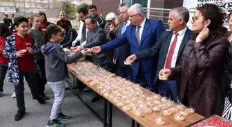 Yozgat'ta Merkez Ortaokulu'nda Aşure Dağıtıldı