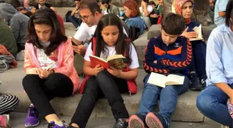 Cumhuriyet Meydanı'nda Sessiz Kitap Okuma Etkinliği Yapıldı