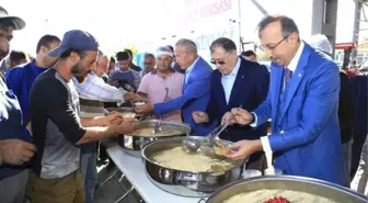 Belediye Başkanı Seçen, Aşure Dağıttı