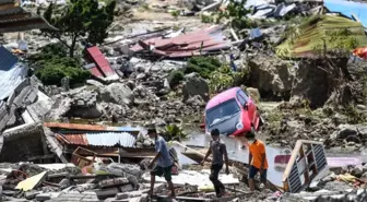 Endonezya'da Deprem ve Tsunami: Çamura Gömülen Kilisede 34 Öğrencinin Cesedi Bulundu