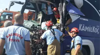 Yolcu Otobüsü Temizlik Aracına Çarptı: 1 Ölü, 15 Yaralı