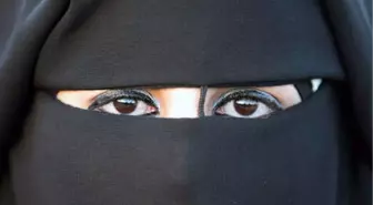 İtalya'da Aşırı Sağcı Vekillerden Peçe Yasağı Talebi