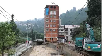 Rize'de Dere Yatağındaki 7 Katlı Apartmanın Yıkımına Başlandı