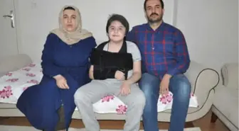 Havalimanında Yere Düşürülen Kas Hastası Bilal'in Kolu Kırıldı