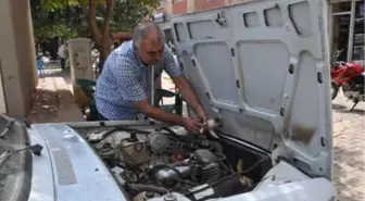 Otomobilin Motor Bölümüne Giren Kedi, Ciğeri Görünce Dışarı Çıktı