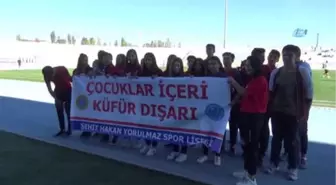 Öğrenciler, Futbolcular ile Birlikte 'Küfüre Hayır' Dedi