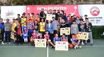 Fatih'te 3x3 Sokak Basketbolu Turnuvası'nda Dereceye Giren Sporcular Ödüllendirildi