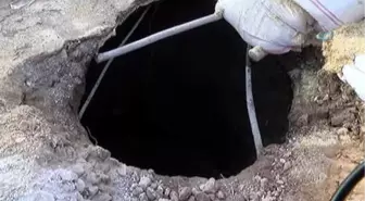 Köy Ortasında Toprak Çöktü, Dev Çukur Oluştu