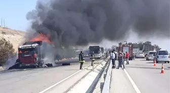 Manisa'da Seyir Halindeki Tır Alev Alev Yandı