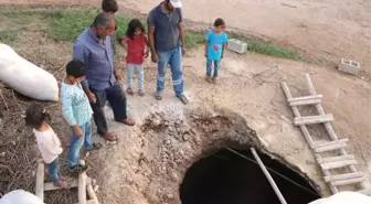 Köyün Ortasında Oluşan Dev Çukur, Büyük Paniğe Neden Oldu