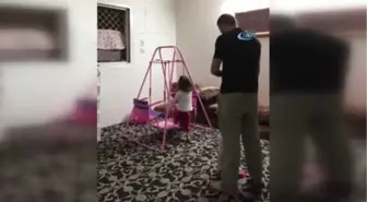 Minik Çocuklar Namaz Kılan Babalarına Yapmadığını Bırakmadı