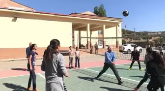 Vali Ustaoğlu, Öğrencilerle Voleybol Oynadı