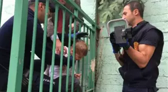 Arkadaşıyla Oynarken, Başını Korkuluklara Sıkıştırdı