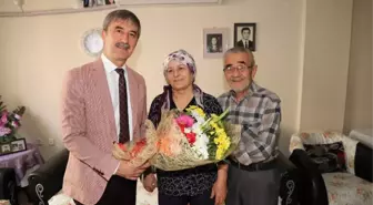 Başkan Şirin'den 50 Yıllık Evli Çifte Çerçeveli Evlenme Kütüğü Hediyesi